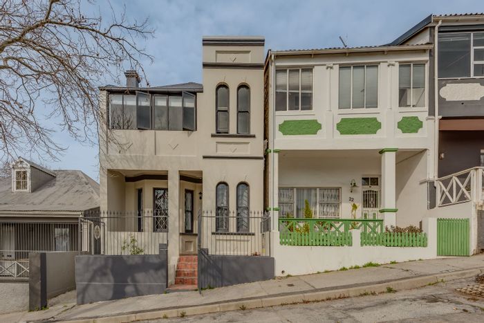 For Sale: Richmond Hill house with 3 bedrooms, garden, and secure parking.
