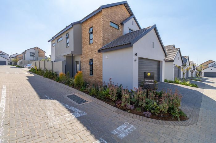 Fourways Cluster For Sale: 4 Bedrooms, pet-friendly garden, secure complex, double garage.