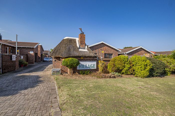 For Sale: Western Hills Townhouse with Braai Area, Jacuzzi, and 3 Bedrooms.