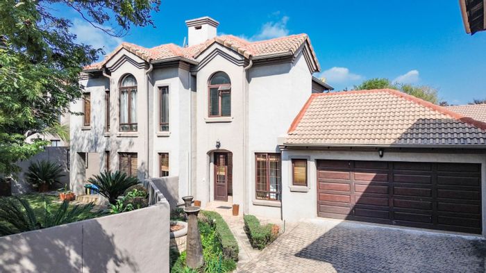 Amberfield Townhouse For Sale: 3 beds, garden, garage, inverter, 24-hour security.