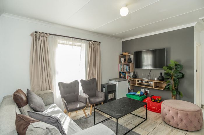 Kleinbegin House For Sale: 2 bedrooms, renovated kitchen, secure parking, low maintenance.