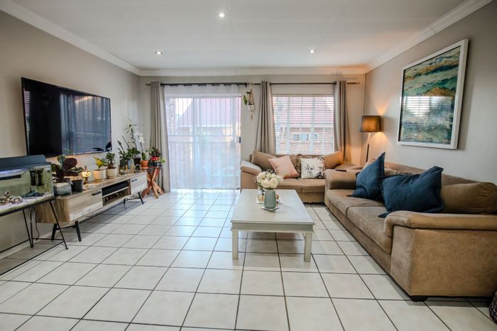 Amberfield Heights Townhouse For Sale: Spacious, pet-friendly with garden, garage, and fibre.