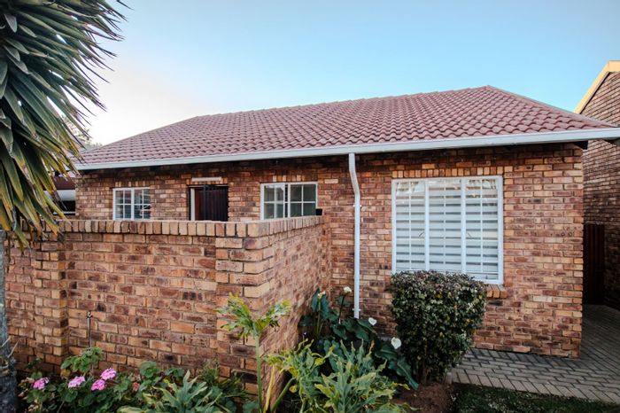 Amberfield Heights Townhouse For Sale: Spacious, pet-friendly with garden, garage, and fibre.