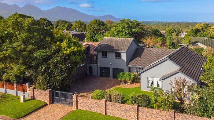 Loerie Park House For Sale: 4 beds, flatlet, heated pool, and garden.