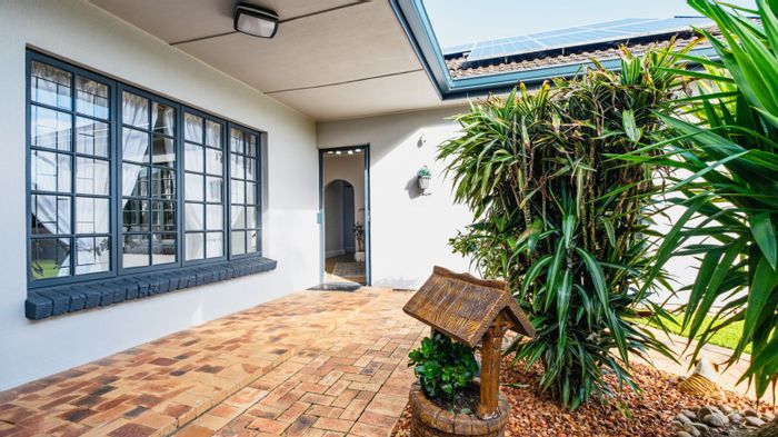 Loerie Park House For Sale: 4 beds, flatlet, heated pool, and garden.