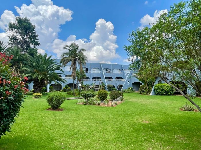 For Sale: Florida Apartment with 2 Bedrooms, Pool, Gardens, and Parking.
