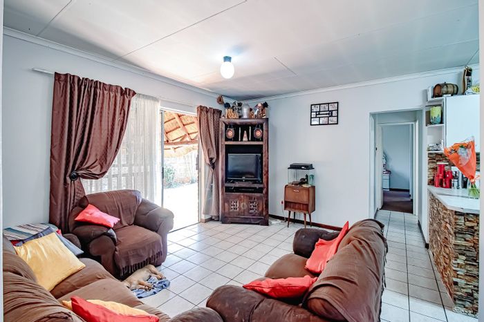 Dorandia House For Sale: 3 bedrooms, pool, lapa, garage, near schools and shops.