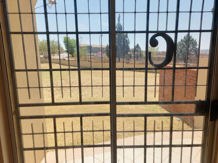 Sagewood Townhouse For Sale: Open-plan living, two en-suites, expansive balcony, parking options.