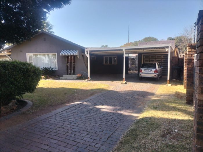 Northmead House For Sale: 5 beds, pool, cottage, garage, security features.