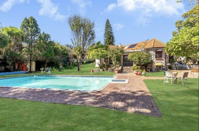Bryanston House To Rent: Versatile living with business space, pool, and cottage.