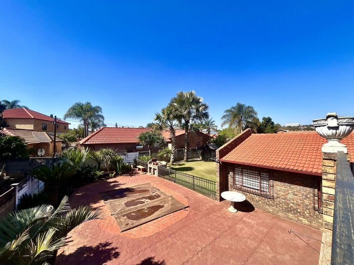 For Sale: Silverton House with 4 Bedrooms, Pool, Jacuzzi, and Borehole.