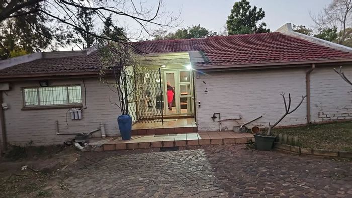 Bryanston House To Rent: 1 Bed, Pool, Open Plan Living, Prepaid Electricity.