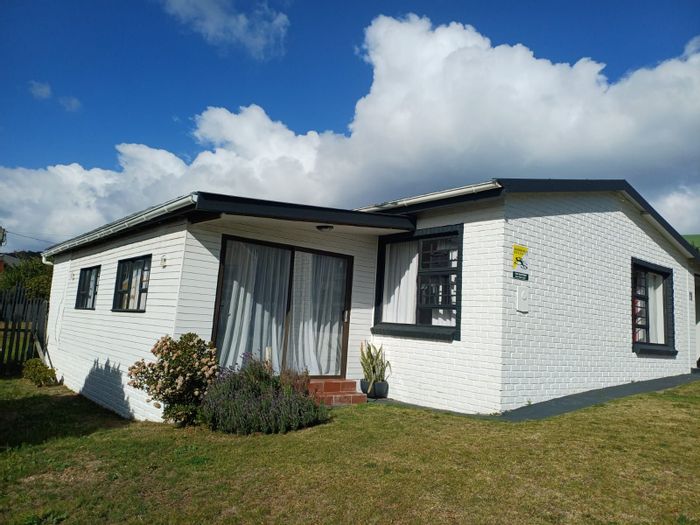 For Sale: House in Sedgehill with 4 bedrooms, open-plan living, and sunroom.