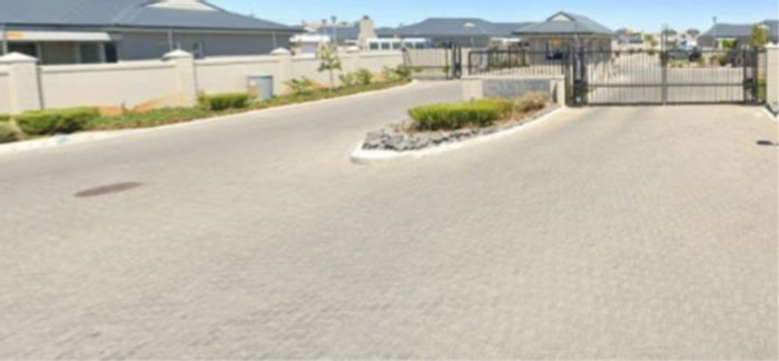 Townhouse For Sale in Homes Haven: 3 beds, garden, clubhouse, 24-hour security.