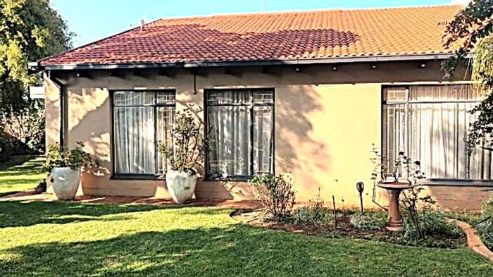 Die Hoewes Townhouse For Sale: 3 Bedrooms, large garden, private courtyard, garage.