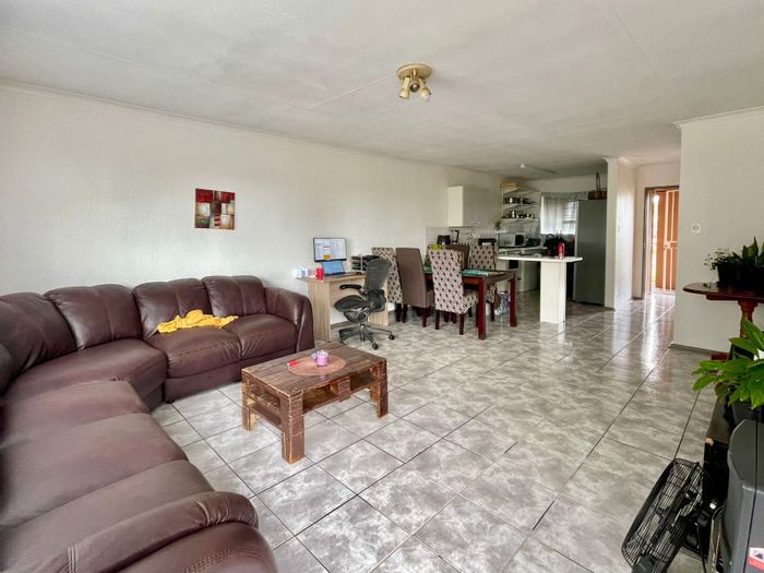 For Sale: 2-Bedroom Apartment in Florida with Pool, Security, and Garden Views.