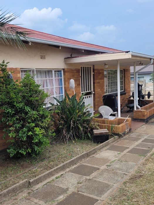 Moffat View House For Sale: 3 beds, rental flats, spacious yard, expansion potential.