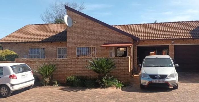 3-Bedroom Townhouse in Strubensvallei For Sale with Patio and Double Garage.