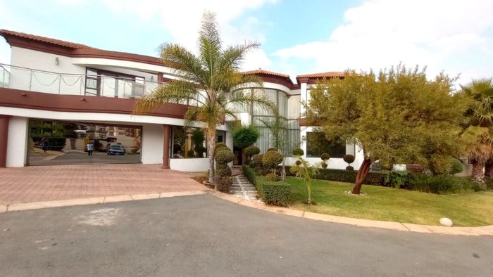 House To Rent in Blue Valley Golf Estate: 5 beds, pool, golf amenities included.