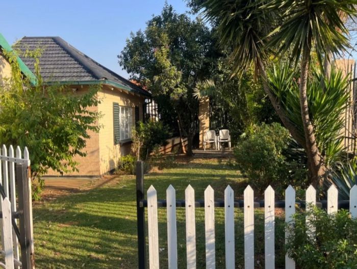 Blairgowrie House To Rent: 1 bed, garden space, all utilities included. R8000.
