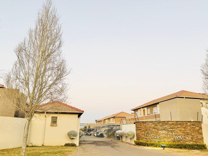 Townhouse To Rent in Pretoria West: 1 bed, balcony, gas stove, pre-paid electricity.