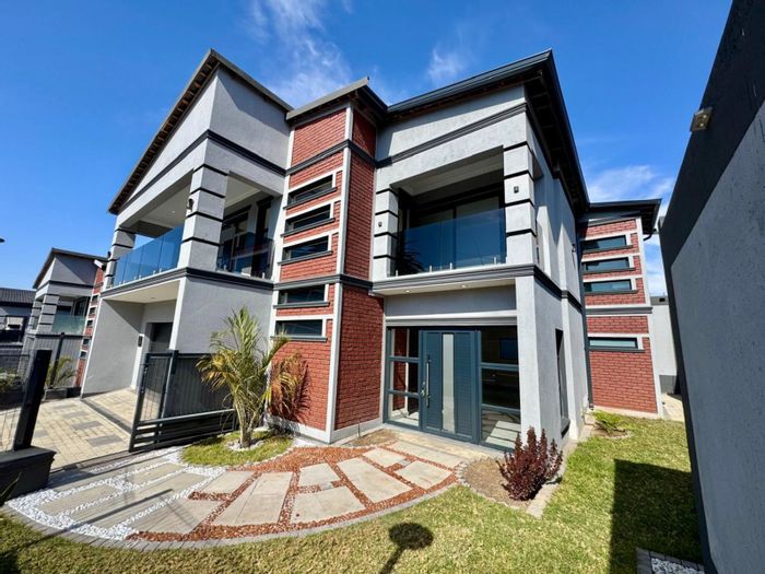 Ferndale House To Rent: 3 beds, pool, garden, secure estate access.