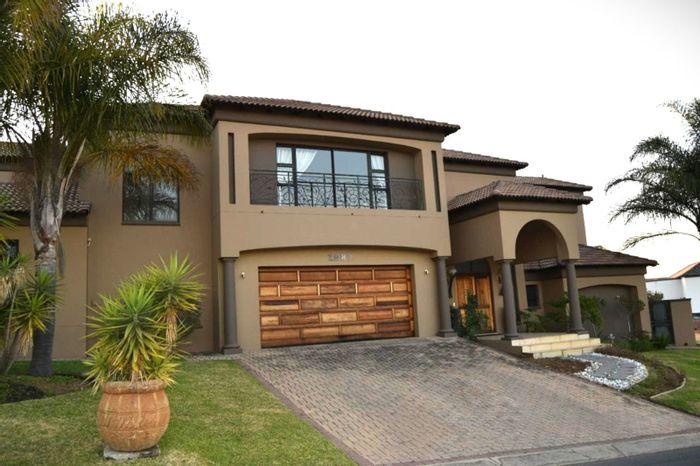 For Sale: House in Blue Valley Golf Estate with golf views, pool, and spacious layout.