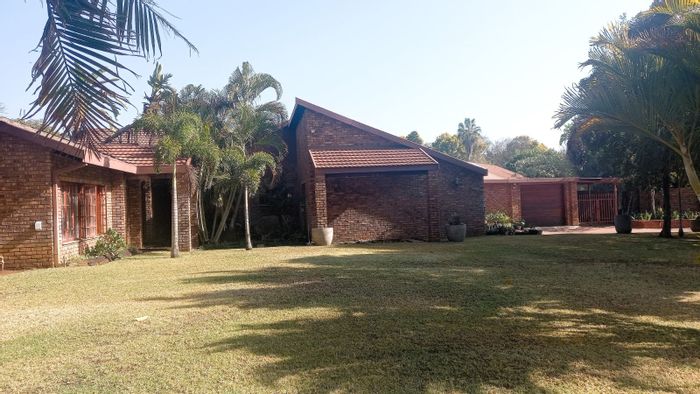 House for Sale in Brits Central: 4 beds, pool, study, garages, borehole.