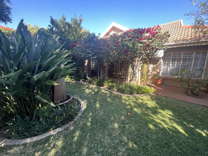 For Sale: House in Mookgopong Central with 2 beds, en-suites, garage, garden.