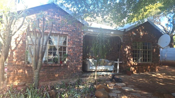 House for Sale in Modimolle Central: 2 beds, open-plan living, entertainment area.