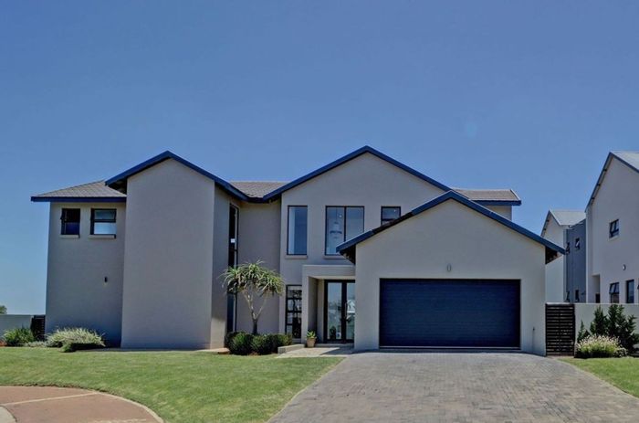 For Sale: House in The Hills Game Reserve Estate with pool, putting green, and clubhouse.