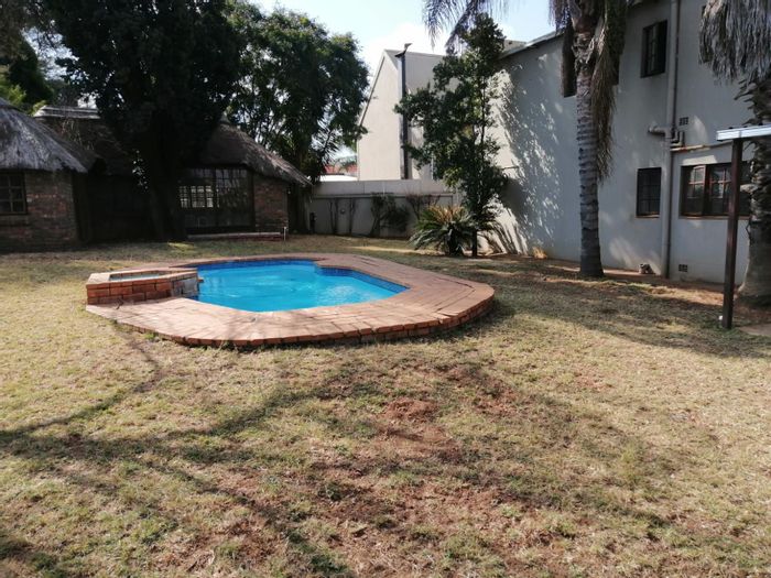 House To Rent in Willow Park Manor: 3 beds, pool, study, double garage.