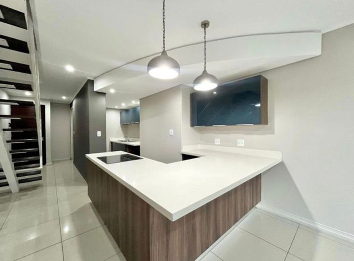 Menlo Park Apartment To Rent: 2 en-suite bedrooms, solar panels, parking, walkable amenities.