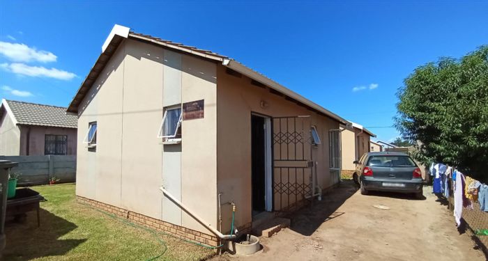 2 Bedroom House For Sale in Savanna City, close to schools and shops.