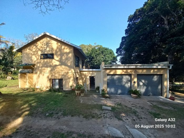 Umtentweni Townhouse For Sale: 3 bedrooms, double garage, near beach and shops.