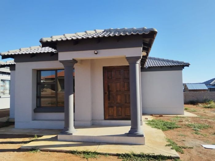 For Sale: House in Bendor with 3 bedrooms, open-plan kitchen, and en-suite.