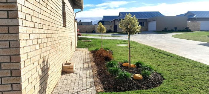 Townhouse For Sale in Hansmoeskraal AH: 3 beds, inverter, private garden, security complex.