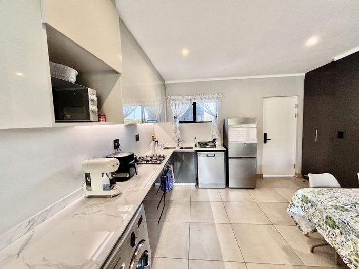 For Sale: Apartment in Nieuw Muckleneuk with en-suite bedrooms, parking, and lifestyle amenities.