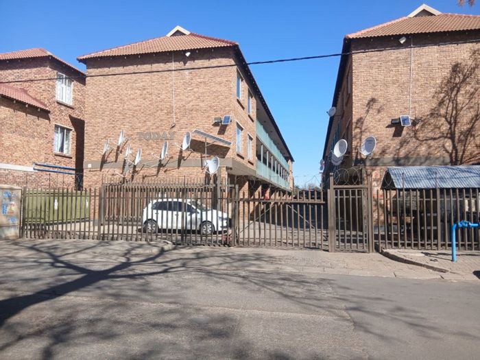 For Sale: 2-Bedroom Apartment in Kempton Park Central with Garage and Kitchen.