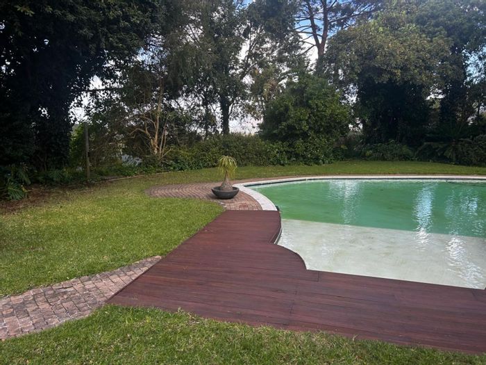 Elevated vacant land in Upper Constantia for sale, 855 m², mountain views.