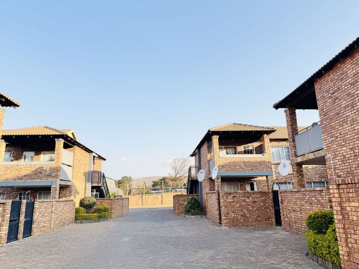 For Sale: Apartment in Philip Nel Park with security, pool, and garden access.
