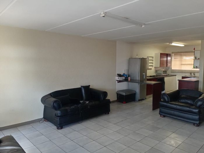 For Sale: 2-Bedroom Apartment in Florida with Pool, Garden, and Security Features.