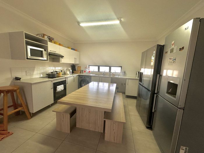2-Bedroom Apartment For Sale in Thatchfield Ridge with communal gardens and secure play area.