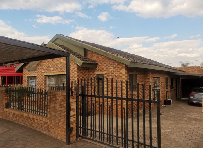 For Sale: House in Soshanguve Ext with 5 bedrooms, garage, and yard.