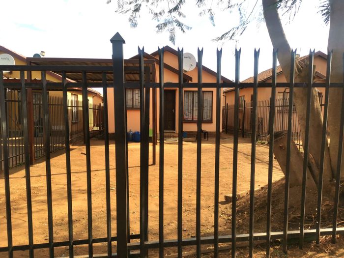 Soshanguve East House For Sale: 2 Bedrooms, Carport, Near Schools and Shopping.