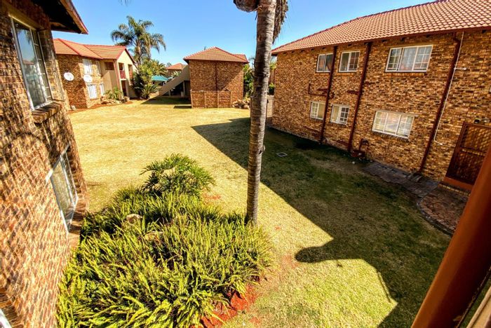 For Sale: 2-Bedroom Apartment in Moreleta Park with Garden Views and Security.