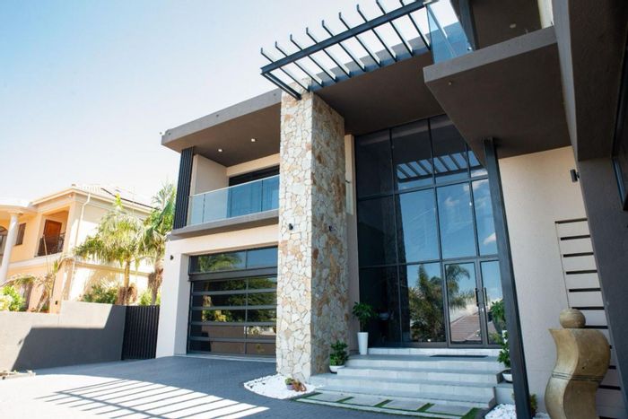 Bendor House For Sale: 5 bedrooms, pool, study, security, and spacious living areas.