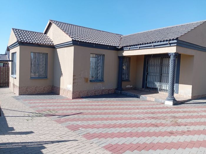 For Sale: 3-Bedroom House in Morula View with Garage and Spacious Yard.