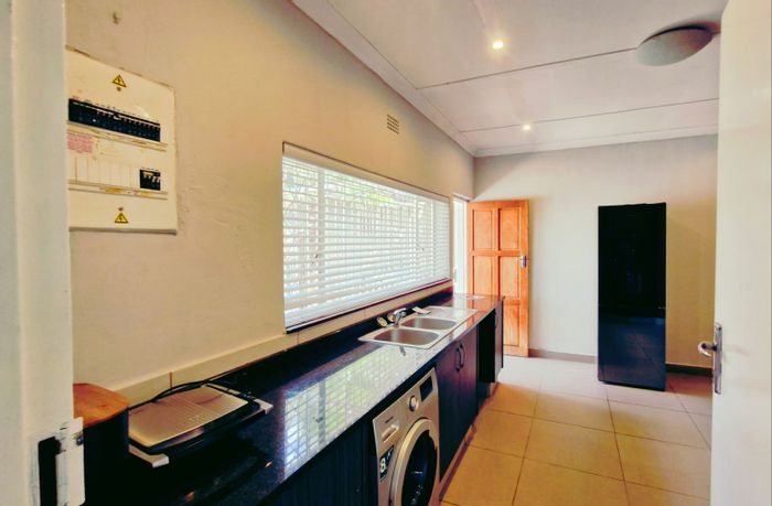 Bordeaux House For Sale: 5 bedrooms, self-contained cottage, spacious garden, investment potential.