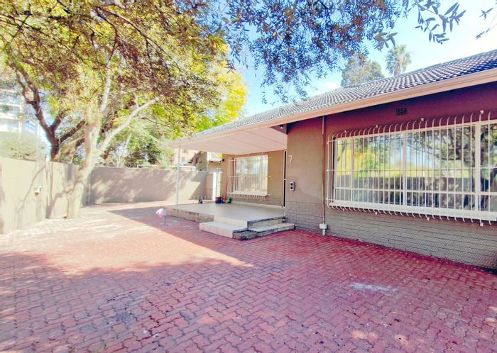 Bordeaux House For Sale: 5 bedrooms, self-contained cottage, spacious garden, investment potential.
